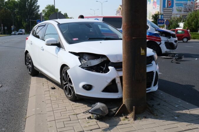 Zderzenie forda z ambulansem na skrzyżowaniu al. Tysiąclecia z ul. Lubartowską