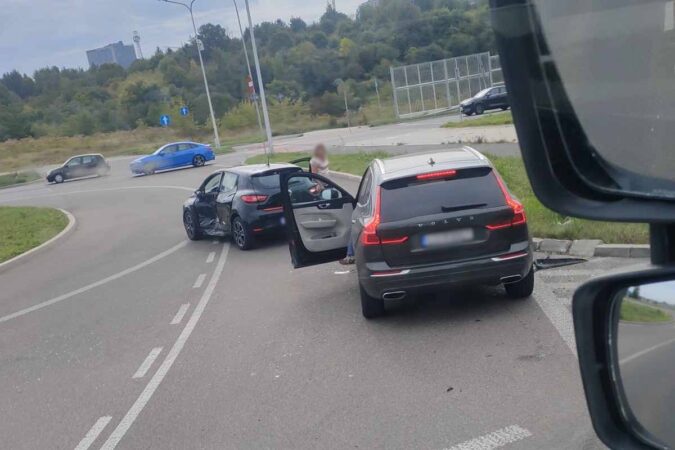 Zderzenie volvo z renaultem na rondzie z pniakiem