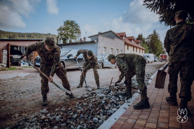 Żołnierze 2 LBOT niosący pomoc na Dolnym Śląsku