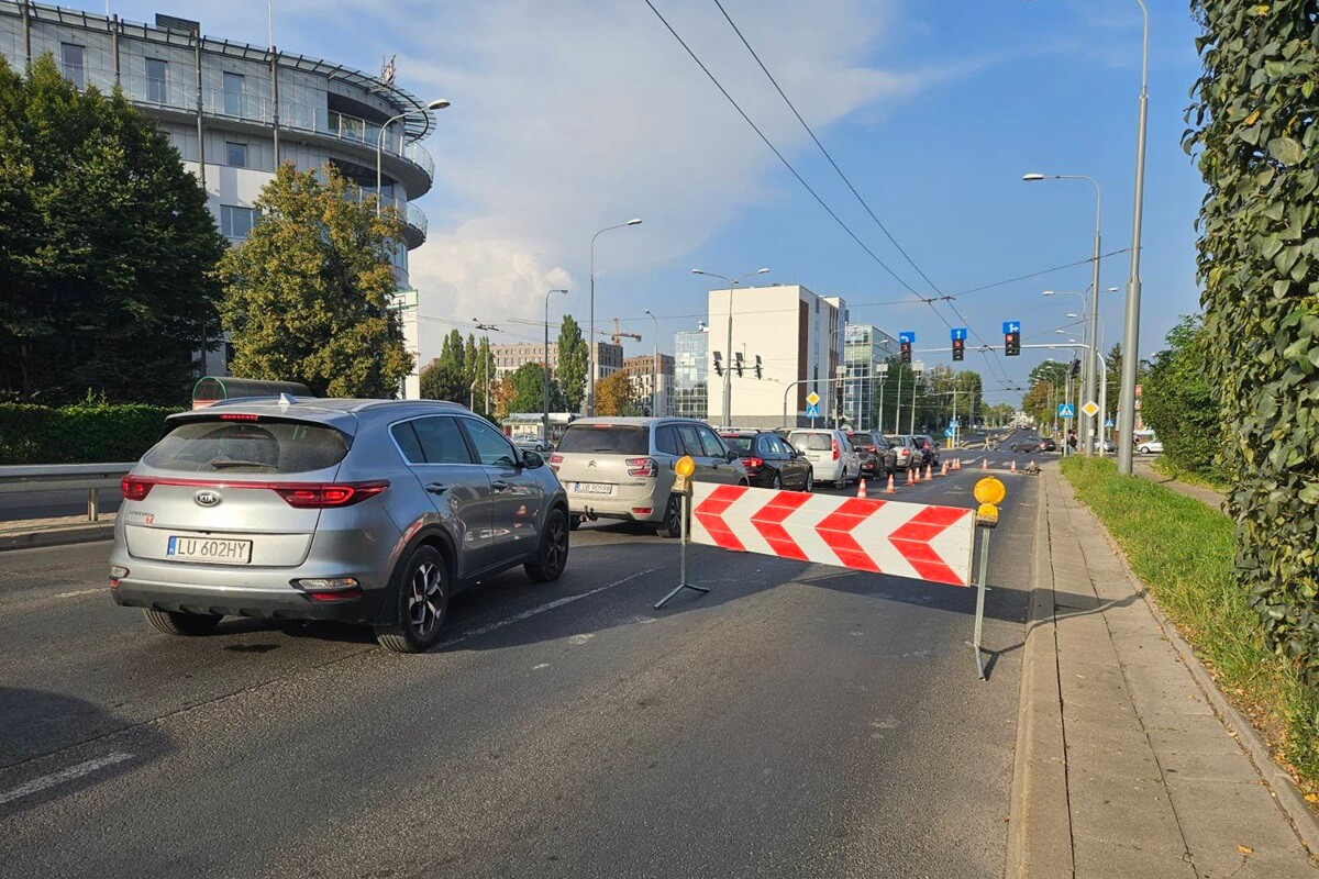 Zwężenie jezdni na al. Kraśnickiej przed skrzyżowaniem z ul. Zana w Lublinie