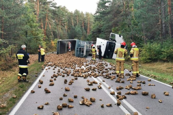 Przewrócona ciężarówka z ładunkiem