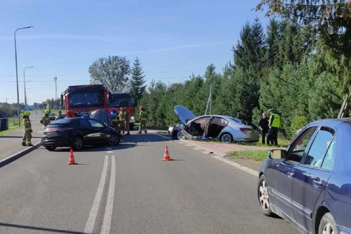 Zderzenie drogowe na drodze wojewódzkiej. Trasa DW 820 zablokowana. Policja wyznaczyła objazd