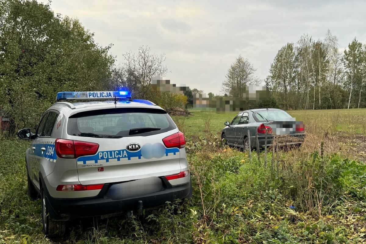 Wjechał w pole. Nietrzeźwy kierowca z cofniętymi uprawnieniami próbował uciec policji