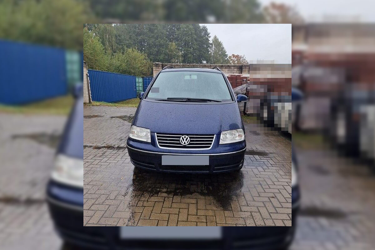 Volkswagen Sharan biorący udział w uciecze przed patrolem policji