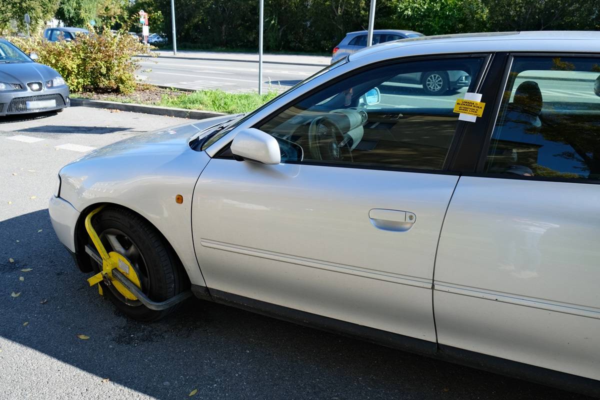 Audi z blokadą na kole za zablokowanie zjazdu z drogi dla rowerów na ul. Poniatowskiego