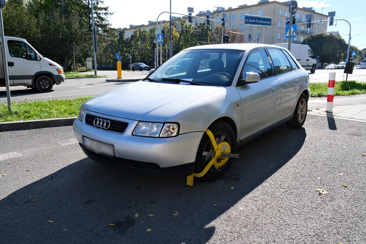 Audi z blokadą na kole za zablokowanie zjazdu z drogi dla rowerów na ul. Poniatowskiego