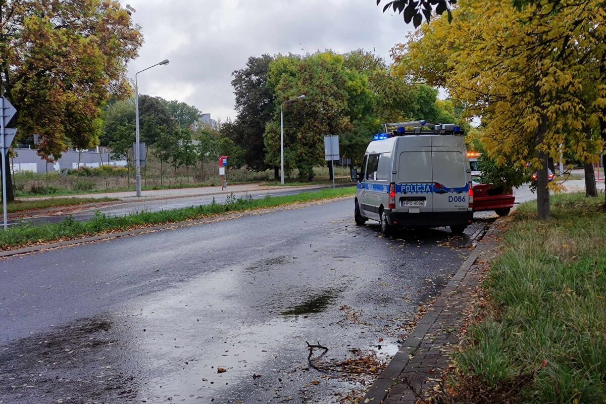 BMW uderzyło w latarnię na al. Andersa