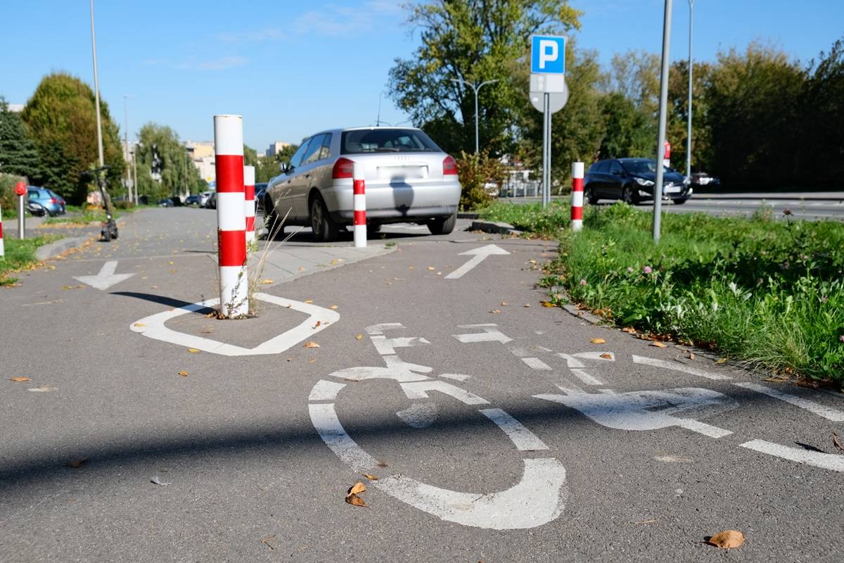 Kierowca audi zablokował zjazd z drogi dla rowerów na ul. Poniatowskiego