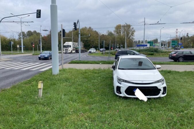 Kierowca Bolta uderzył w wózek z dzieckiem na chodniku