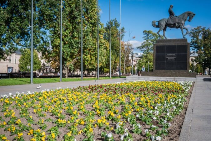 Nowe jesienne nasadzenia na Placu Litewskim