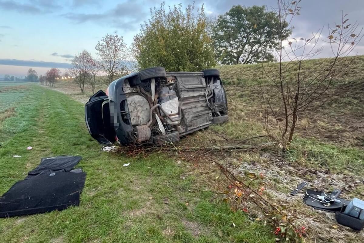 Opel zjechał do rowu i przewrócił się na bok