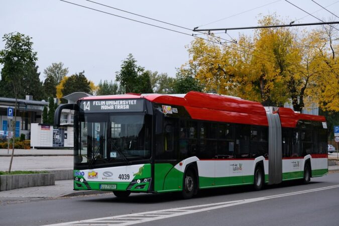 Przegubowy autobus elektryczny na linii nr 14