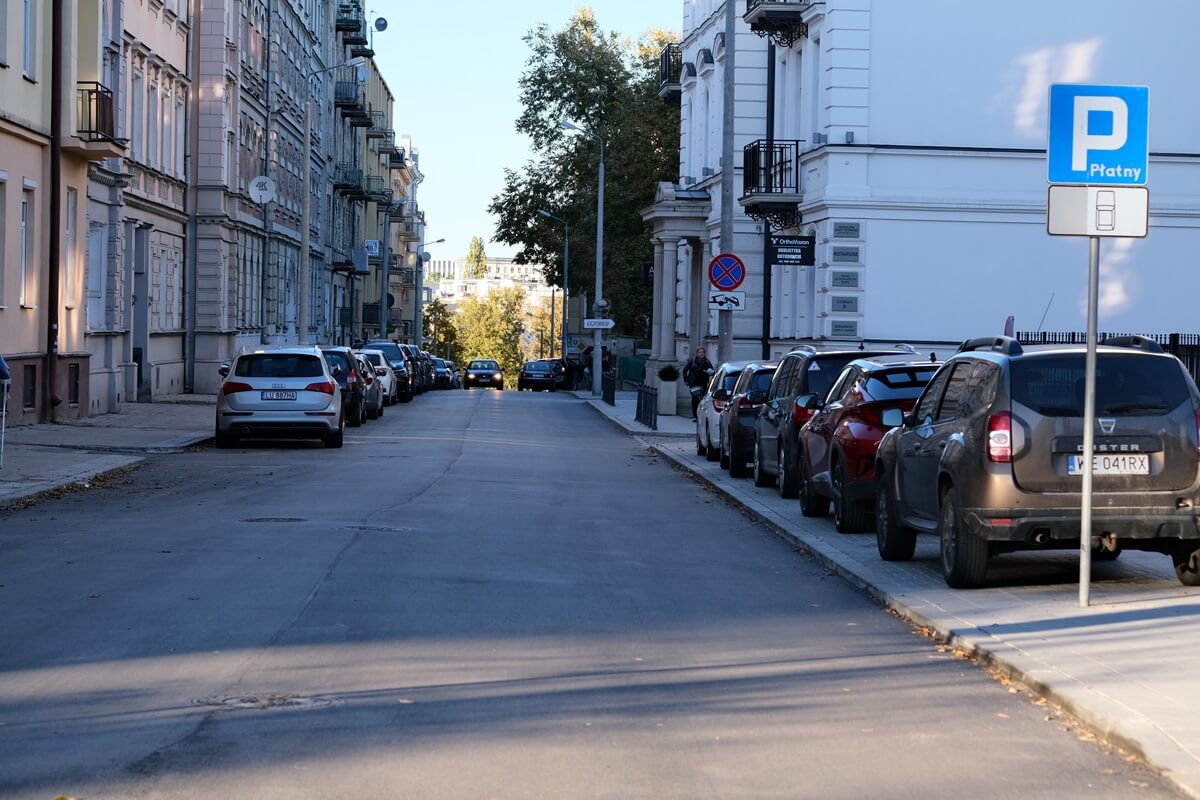 Samochody zaparkowane w Strefie Płatnego Parkowania na ul. Niecałej