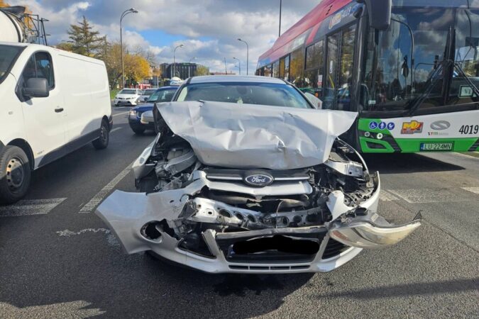 Uszkodzony ford po uderzeniu w tył opla na al. Solidarności