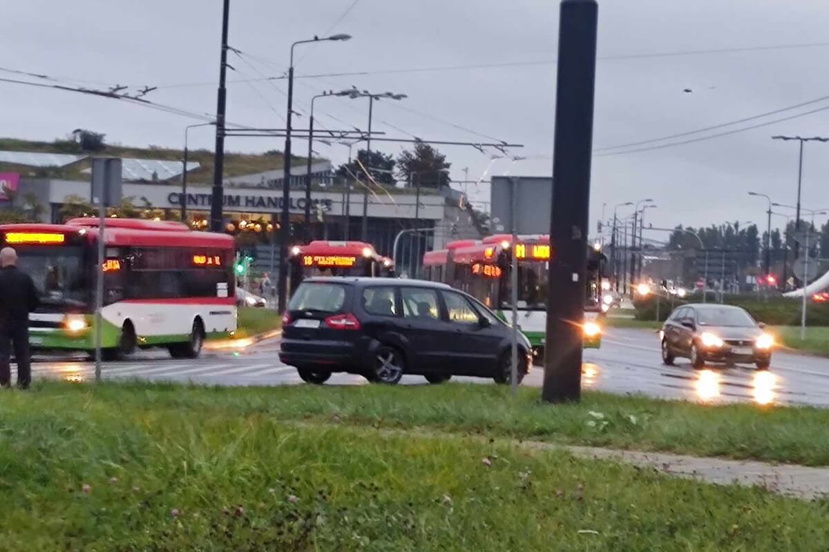 Zderzenie dwóch fordów na rondzie Mohyły