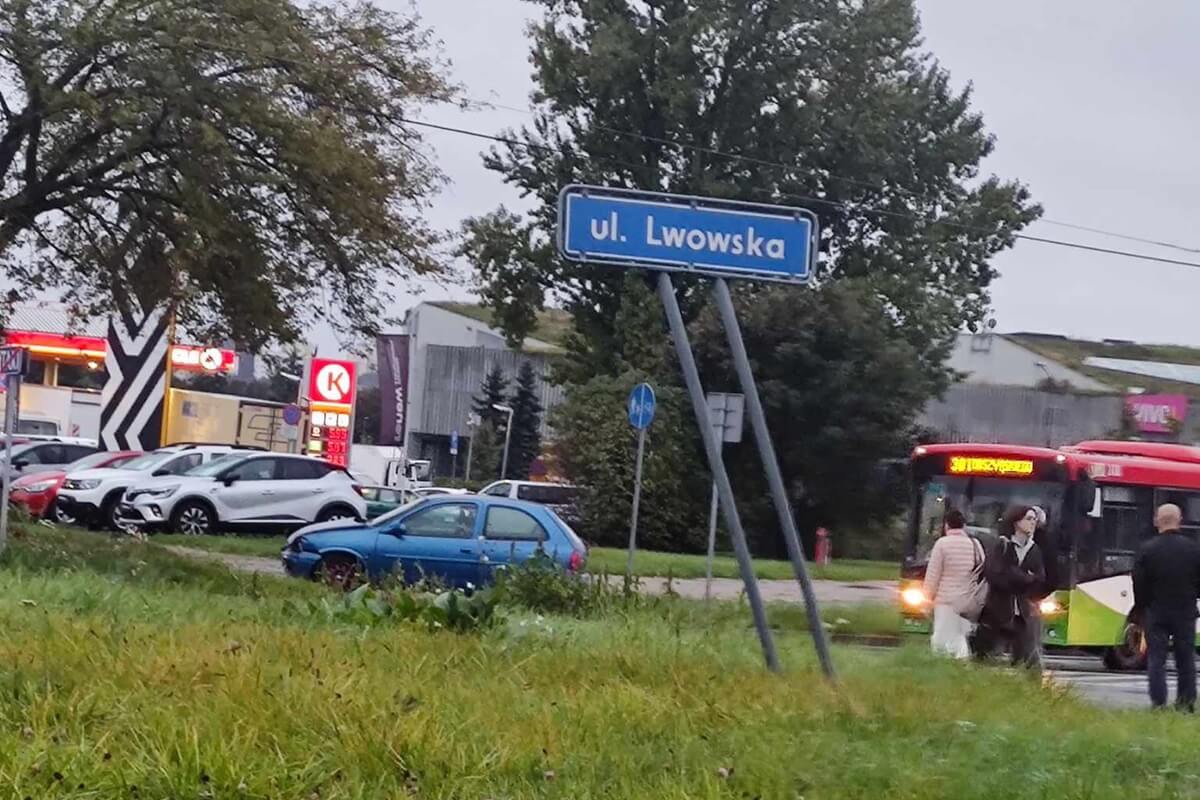 Zderzenie dwóch fordów na rondzie Mohyły