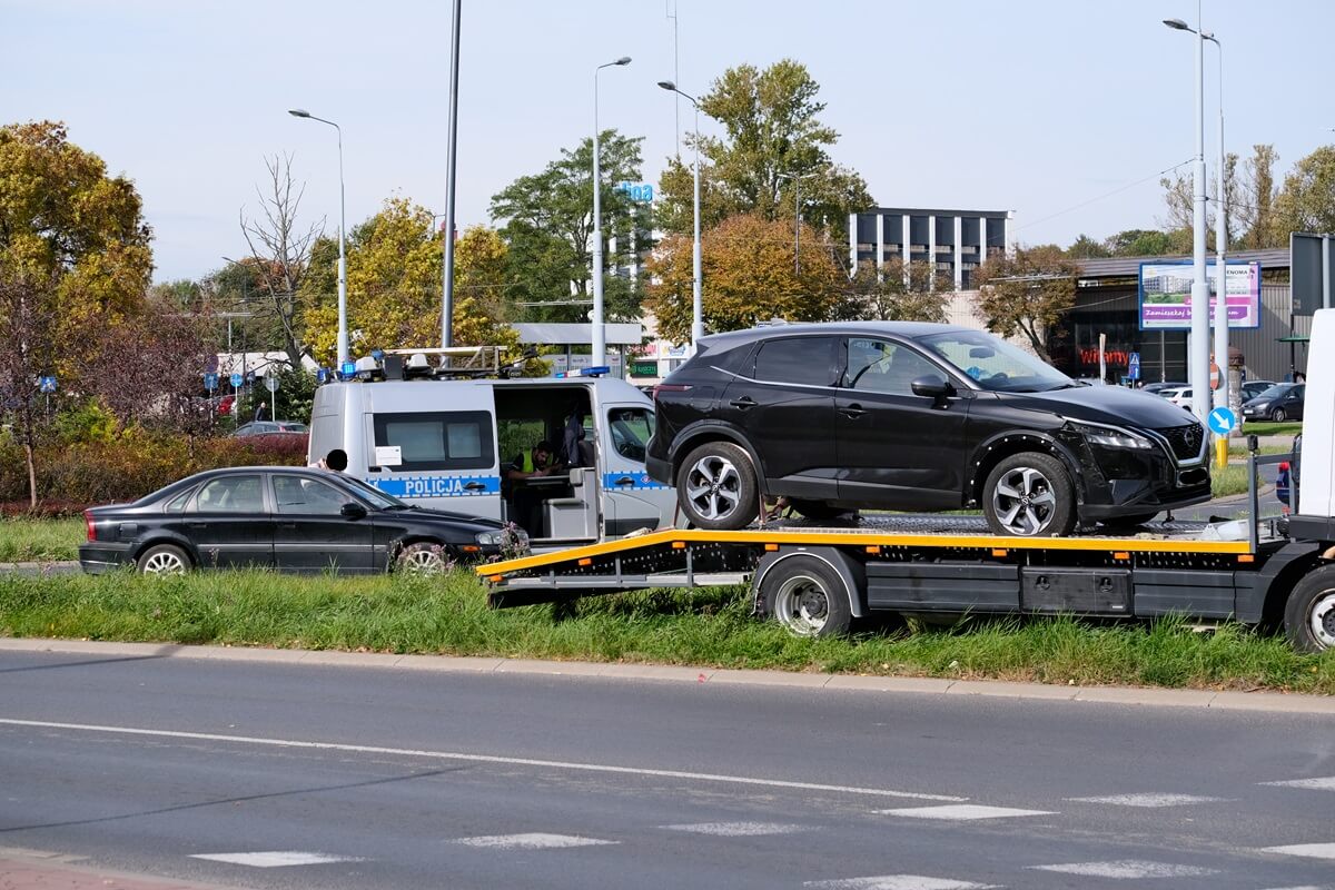 Zderzenie volvo z nissanem na rondzie Berbeckiego