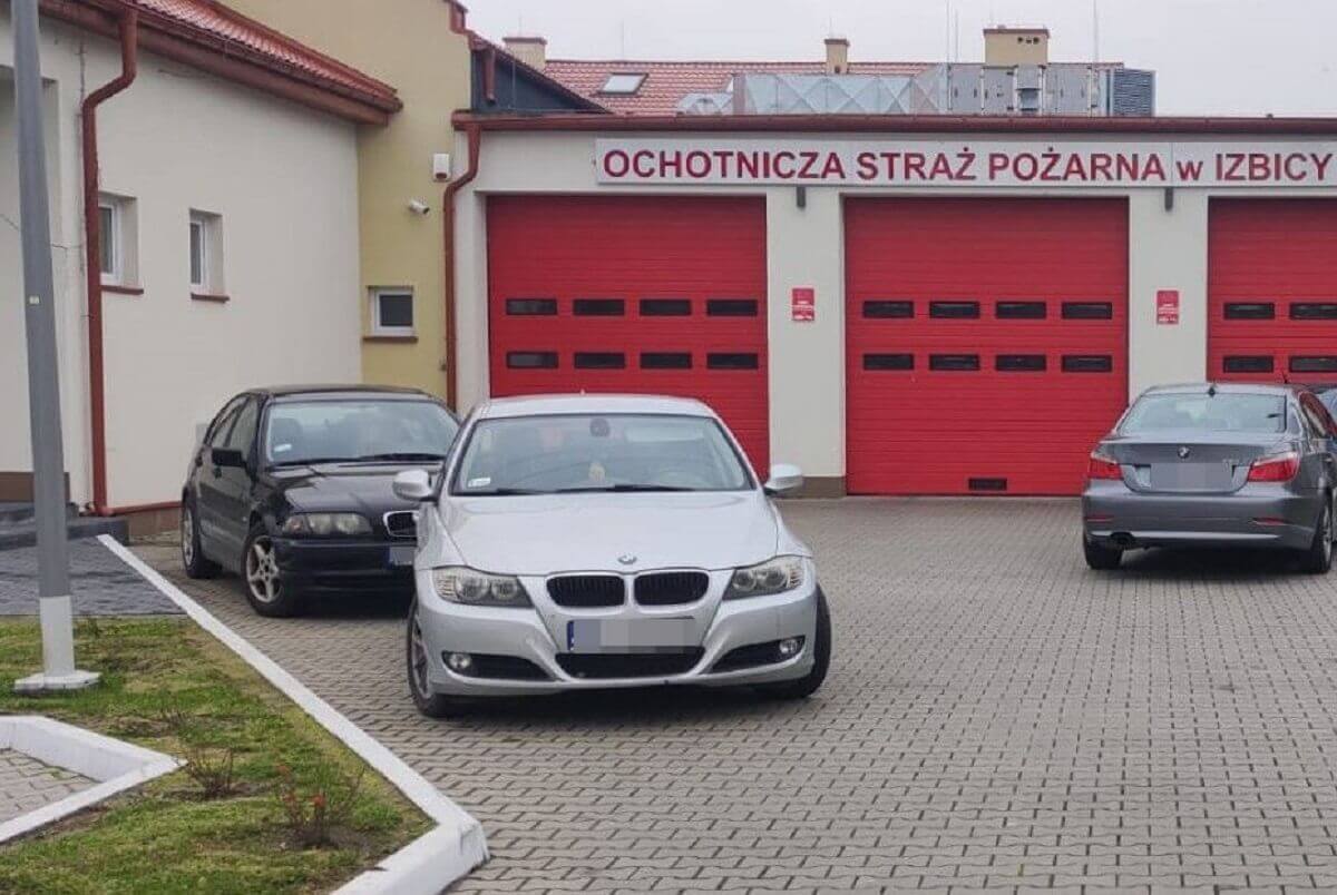 Trzej kierowcy BMW zablokowali wyjazd straży pożarnej. Strażacy nie mogli wyjechać na akcję