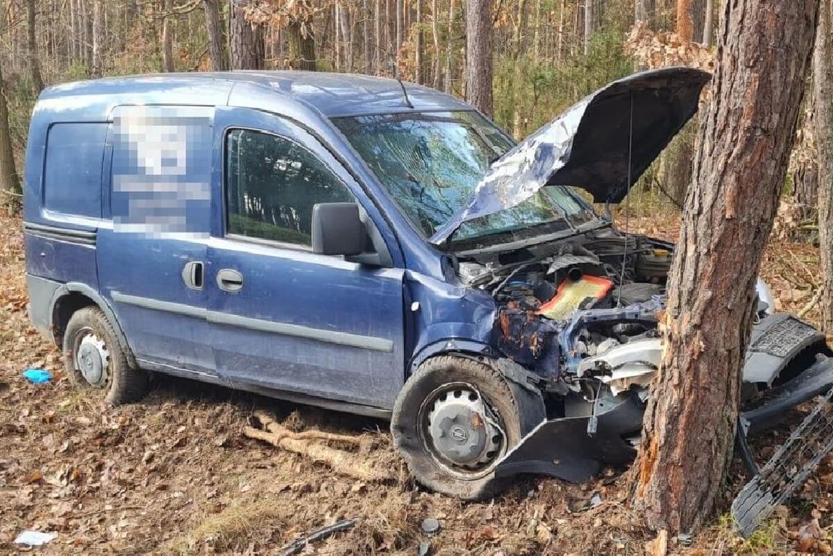 Zjechał z drogi i uderzył w drzewo – 76-latek trafił do szpitala