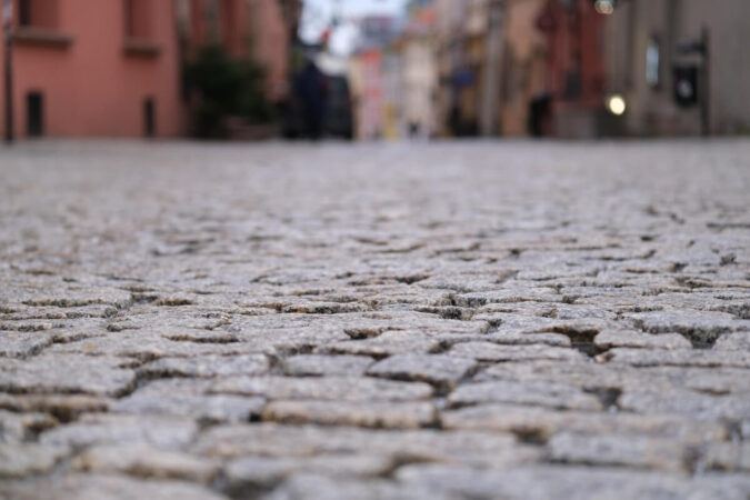 Nawierzchnia z nieoszlifowanej kostki na Starym Mieście w Lublinie