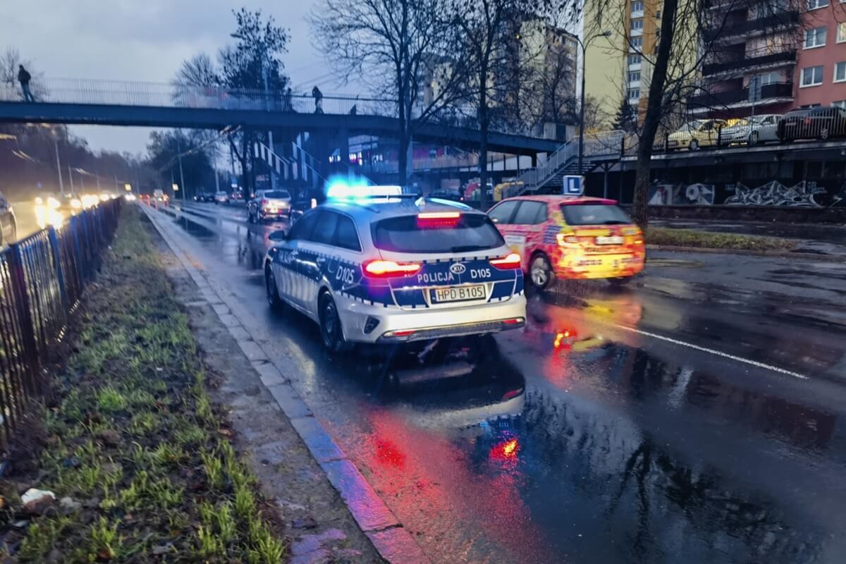 Policjanci interweniujący do uszkodzonego auta w wyniku najechania na dziurę w jezdni na al. Andersa