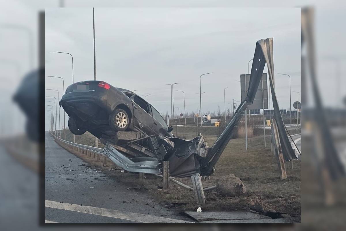 Groźny wypadek na S-19. Audi zawieszone na barierkach