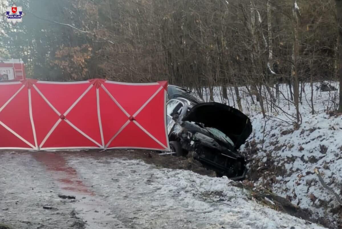 Podczas wyprzedzania Volkswagen wypadł z drogi i uderzył w skarpę. Kierowca poniósł śmierć na miejscu