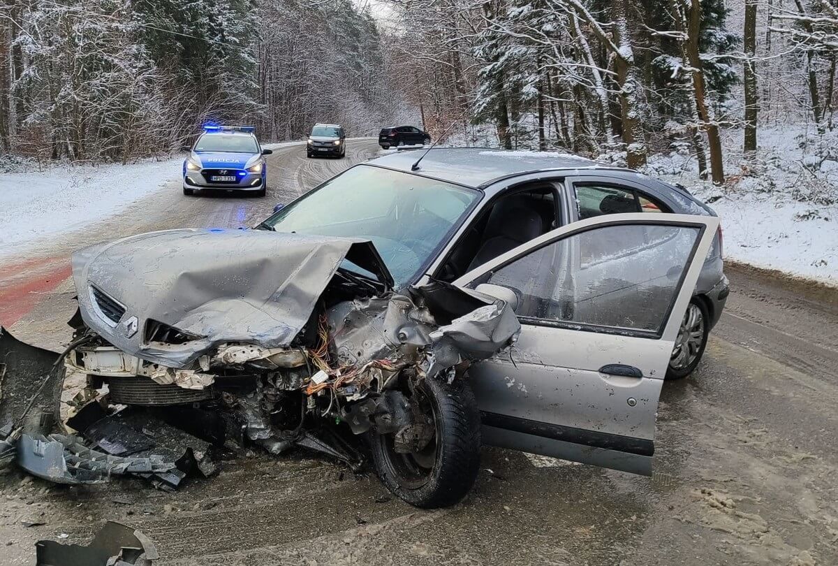 Zderzenie czołowe Renault z Volkswagenem. Trzy osoby trafiły do szpitala w tym dwoje dzieci