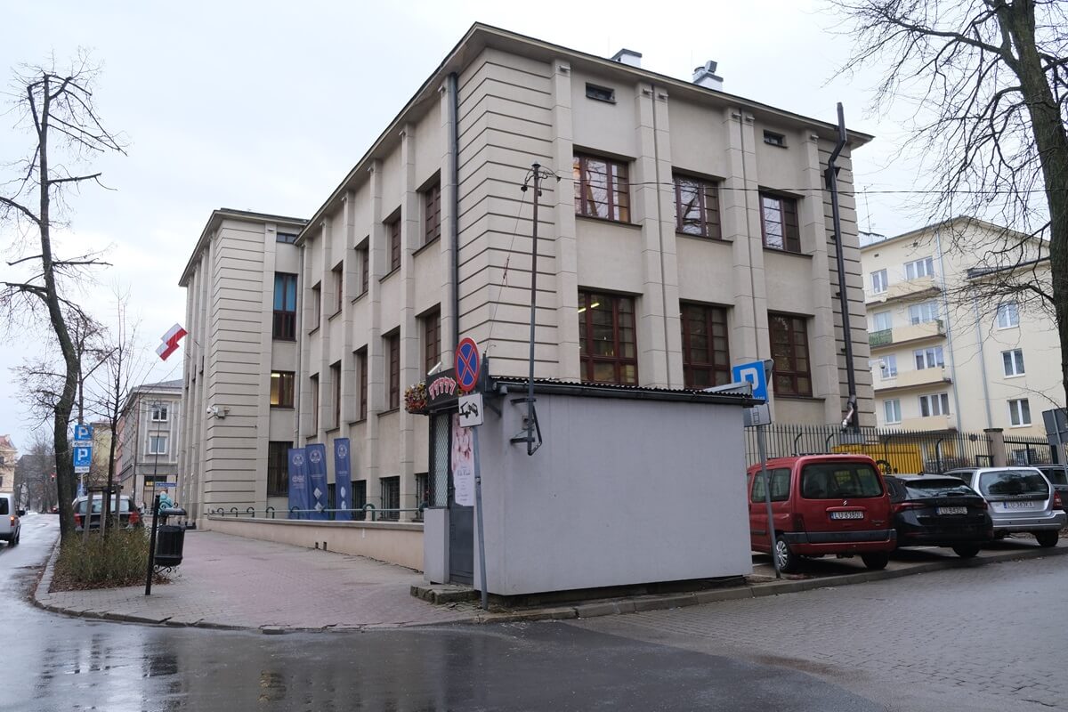 Kiosk obok budynku NBP przy ul. Chopina w Lublinie