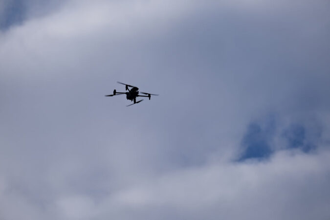 Policyjny dron w powietrzu