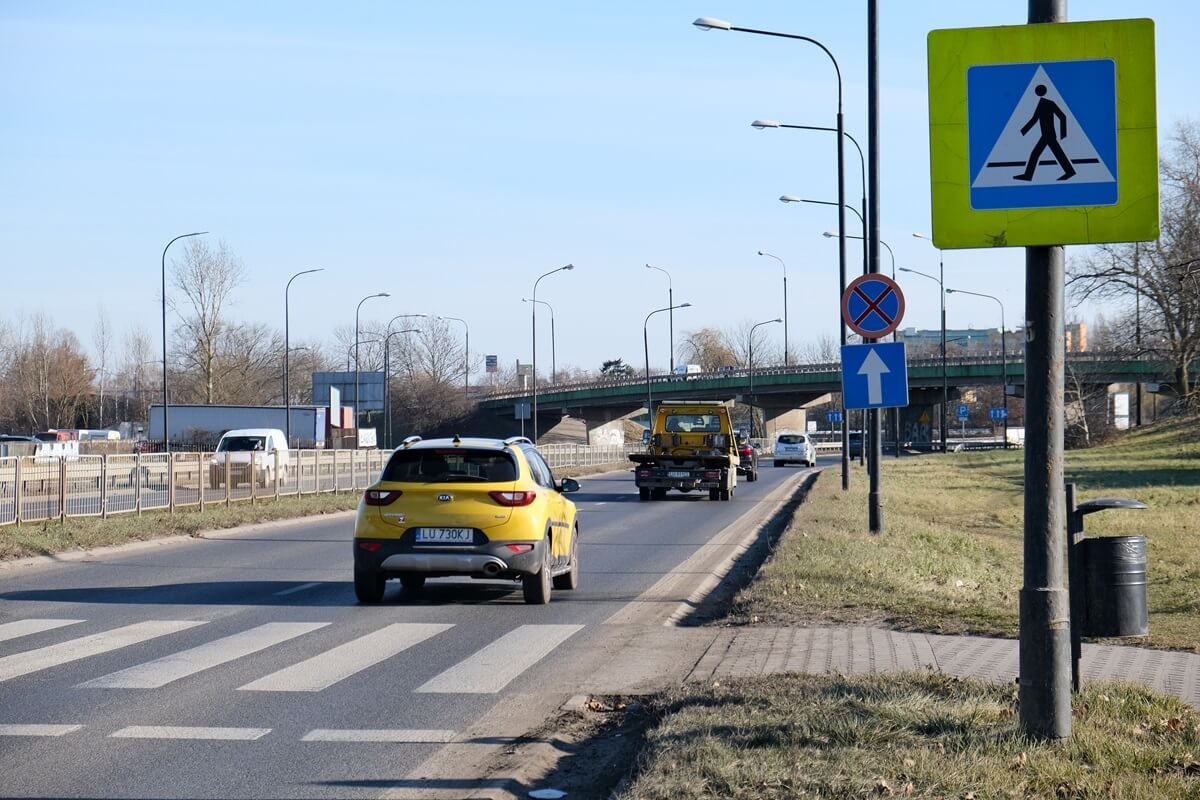 Usunięty znak B-33 ograniczający prędkość do 70 km/h na al. Tysiąclecia za przejściem dla pieszych przy ul. Działkowej 