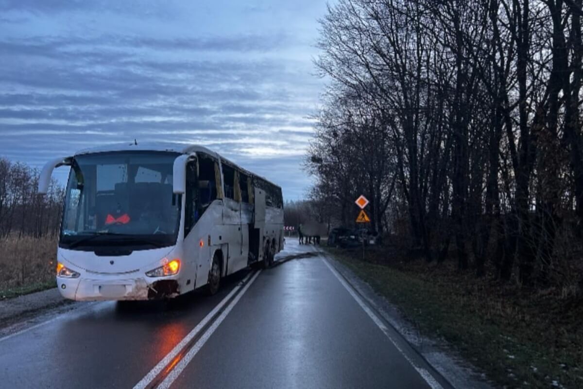 Wypadek autokaru i osobówki niedaleko Krasnegostawu. Trzy osoby trafiły do szpitala, droga zablokowana