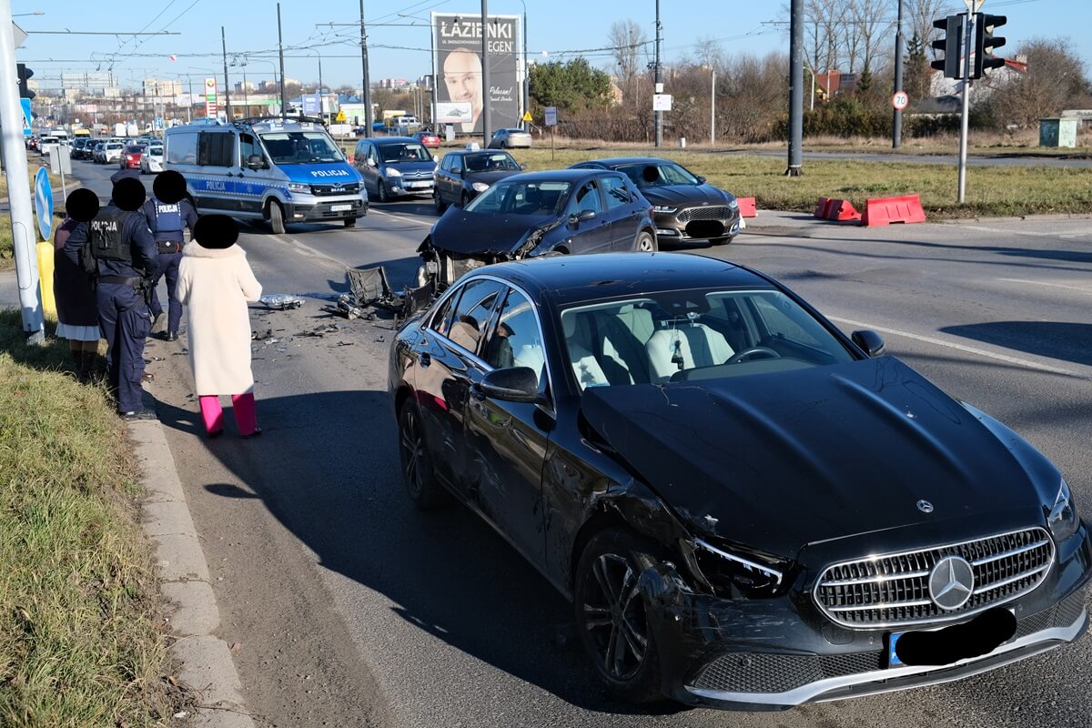 Zderzenie peugeota z mercedesem na skrzyżowaniu al. Unii Lubelskiej z ul. Zamojską