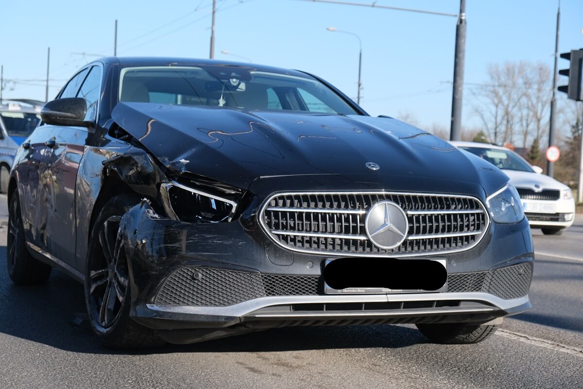 Zderzenie peugeota z mercedesem na skrzyżowaniu al. Unii Lubelskiej z ul. Zamojską