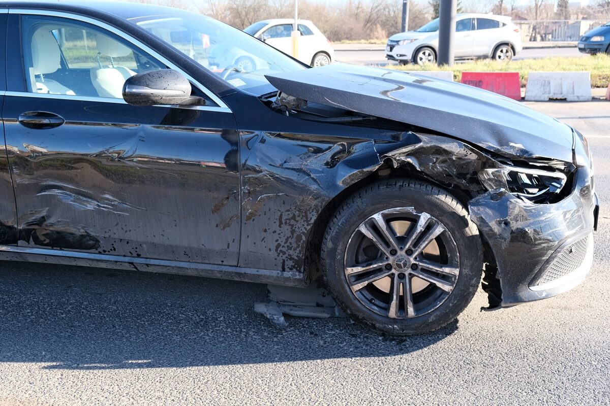 Zderzenie peugeota z mercedesem na skrzyżowaniu al. Unii Lubelskiej z ul. Zamojską