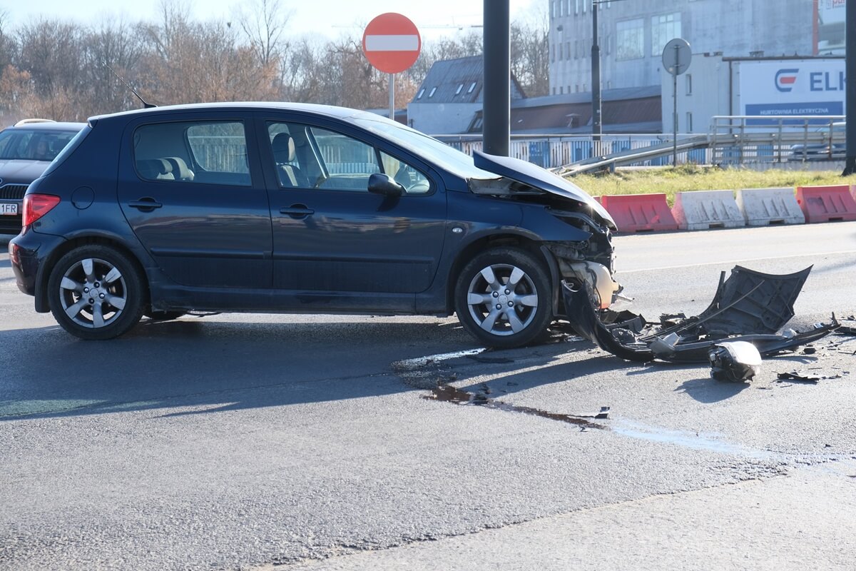 Zderzenie peugeota z mercedesem na skrzyżowaniu al. Unii Lubelskiej z ul. Zamojską