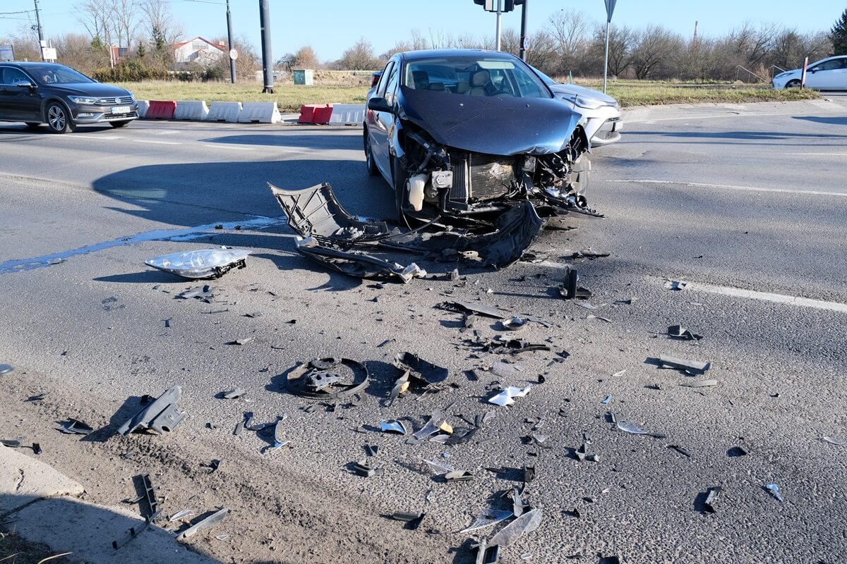 Zderzenie peugeota z mercedesem na skrzyżowaniu al. Unii Lubelskiej z ul. Zamojską