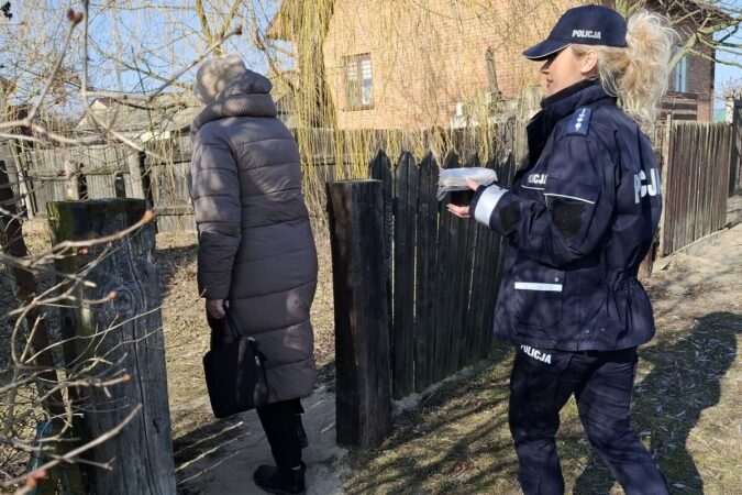 policjantka oraz pracownik Ośrodka Pomocy Społecznej w Milejowie
