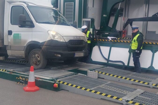 Inspektorzy ITD kontrolujący pojazd dostawczy w Lublinie