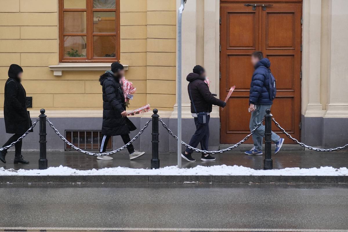 Oszuści wręczali przechodniom róże, za które następnie kazali płacić