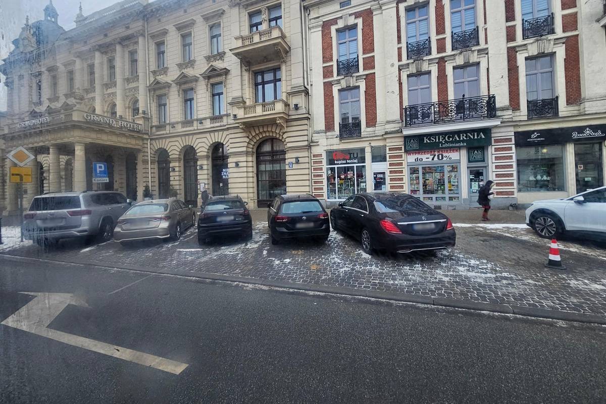 Znowu ktoś nielegalnie „rezerwuje” sobie miejsce postojowe w Strefie Płatnego Parkowania. Sprawie przyglądają się urzędnicy 1 Pachołek w miejscu SPP przy ul. Krakowskie Przedmieście w Lublinie