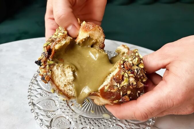 Pączek pistacja z crunchy w cukierni Pastorella