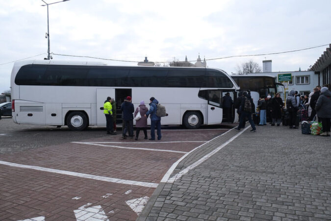 Pasażerowie wsiadający do autokaru na „starym” dworcu PKS przy al. Tysiąclecia w Lublinie