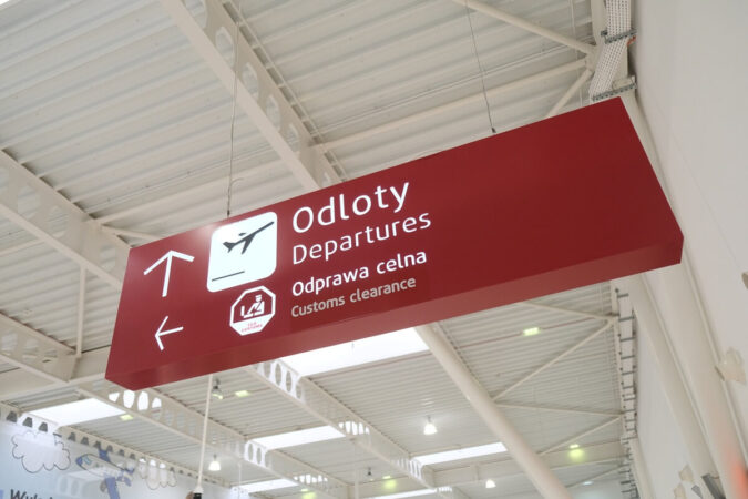 Tablica odloty i odprawa celna w Porcie Lotniczym Lublin