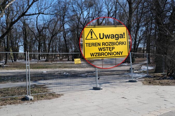 Tabliczka z informacją o terenie rozbiórki i zakazie wstępu na ogrodzeniu Parku Bronowice w Lublinie