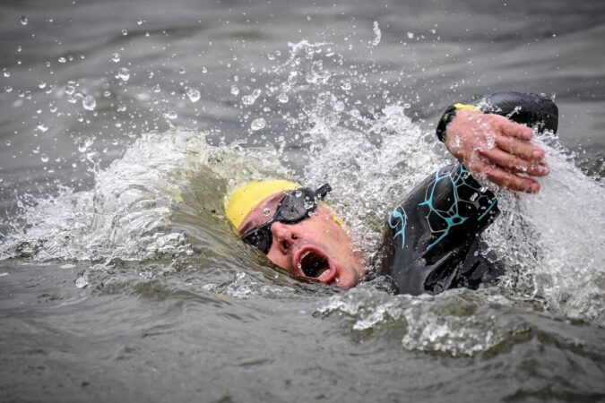 Triathlonista LOTTO Triathlon Energy płynący w wodach Zalewu Zemborzyckiego
