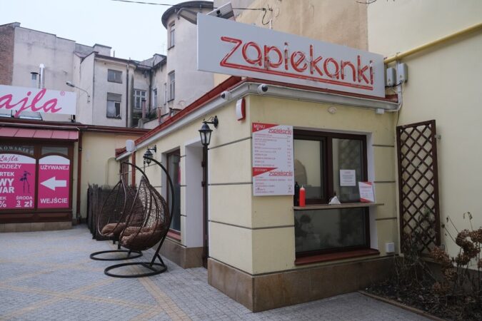 Zapiekanki w bramie przy deptaku w Lublinie