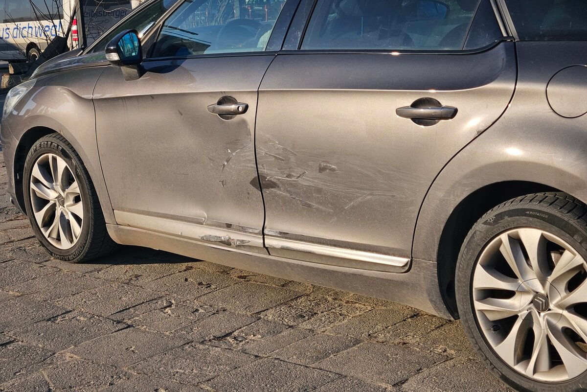 Kierujący toyotą uderzył w bok DS na rondzie w centrum Lublina 2 Zderzenie toyoty z ds na rondzie Dmowskiego w Lublinie