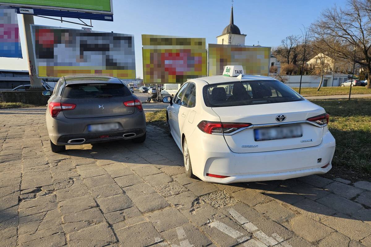 Kierujący toyotą uderzył w bok DS na rondzie w centrum Lublina 1 Zderzenie toyoty z ds na rondzie Dmowskiego w Lublinie