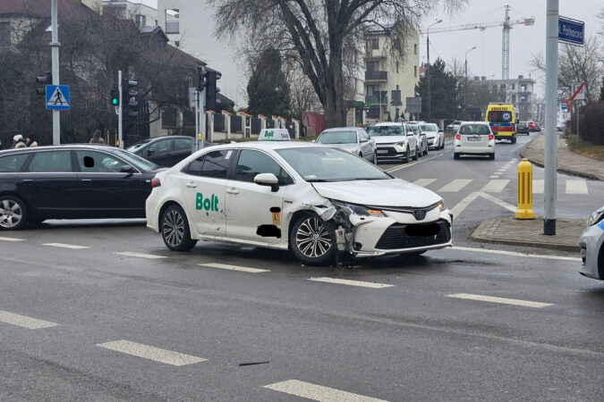 Zderzenie toyoty z seatem na skrzyżowaniu ulic Północna, Prusa, Jaczewskiego i Biernackiego w Lublinie